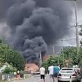 Vatra zahvatila Zadrugu kod Smedereva, crni dim prekrio nebo (video)