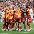Pogrešan dres na pogrešnom mestu: Navijači Trabzona ubedili fana Galatasaraja da skine majicu na dočeku Salaha!
