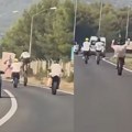 Ludilo na magistrali, svi gledaju i ne veruju! Mladić se popeo s obe noge na sedište motora, pa proleteo na jednom točku…