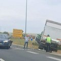 (Foto, video) Teška nesreća na auto-putu, ima povređenih Kamion sleteo s puta, saobraćaj blokiran ka isključenju kod Šimanovaca…