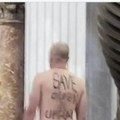 Skandal u crkvi svetog petra u rimu: Nag muškarac se popeo na oltar, na leđima imao ispisanu poruku