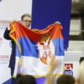 Vučić raširio srpsku zastavu, pa poručio: Naša trobojka je simbol otpora. Niko ovu zastavu neće pobediti