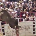 Dramatičan snimak: Bik preskočio ogradu arene i uleteo među gledaoce na rodeu, troje povređenih