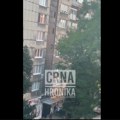 (Video): Detalji drame u Sarajevu: Majka ostavila dečake od 2 i 4 godine same u stanu na 6. Spratu i otišla, stanari…