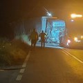 Strašan udes kod Majdanpeka: Kamion potpuno uništen nakon sletanja u jarak