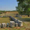 „Kad gradonačelnik govori, treba da ustanete i slušate“: Učenici napustili kraljevački Spomen park (VIDEO)