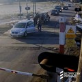 Ženi crkao auto dok je prelazila prugu, a voz dolazi: Snimak ledi krv, pogledajte kako se sve završilo