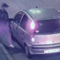 Ovo je lopov za kojim traga cela Srbija! Kamere ga snimile u trenutku krađe "punta" sa sve devojčicom unutra! (foto)