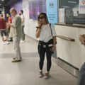 Sandra Afrika zbunjena i ispijena tumarala aerodromom: Sve se saznalo tek kasnije