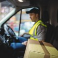 Svi tragaju za ovom devojkom koja je šetala psa: Dostavljač joj dao paket i napravio kardinalnu grešku (foto)