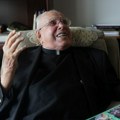 Sveštenik (100) otkriva tajnu svoje dugovečnosti: Putovao je svetom, a danas služi misu u svom stanu