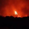 Dramatične scene na Kritu: Požar van kontrole, izgorele kuće, ugroženi hoteli! Ljude evakuišu čamcima! (video)