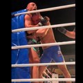 UZNEMIRUJUĆ SNIMAK Neviđen horor na meču: Odgrizao uvo protivniku, pa ga pljunuo u ring