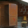 Kupio stari ormar za 200 evra, a onda otkrio šokantnu tajnu Kad je otvorio duplo dno, umalo se onesvestio od šoka! (video)
