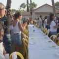 (VIDEO) Porodice talaca protestovale ispred kuće izraelskog ministra, na ulici održale Šabat večeru