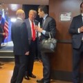 (Video) Putinu klecaju kolena, noge ne prestaju da se trzaju! Kamere uhvatile alarmantan trenutak na sastanku sa Trampom…