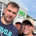 FOTO Dončić u papučama na benzinskoj pumpi, otkriveno da li ga muči povreda: „Otišli smo da kupimo pivo, a u baru…“