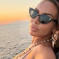 Smuvala pet godina mlađeg kolegu pa se skinula u bikini: Pevačica pokazala bujno poprsje, od oblina boli glava