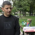 Braća iz Novog Pazara sedeli su u parku, a kada su rekli zašto prodaju limunadu – svima su krenule suze