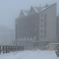 Ustali jutros, a svuda oko njih napadao sneg! Snimak iz ovog dela Srbije sve zapanjio, a jedan detalj je šok