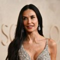Сви гледају у њен струк и питају се да ли је вадила ребра: Деми Мур буквално изгледа као девојчица (фото)