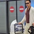 (Paparaco) upario stajling sa koferom: Uhvatili smo Miloša Bikovića na aerodromu: Glumac sleteo, pa sam nosio hrpu stvari