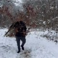 Domaćin čovek! Darko Lazić otišao po badnjak sa sinom, sneg do kolena, a njihova zajednička slika će vas oduševiti (foto)…