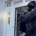 (Video) Policija "ovnom" razbijala vrata Pogledajte snimak hapšenja auto-mafije: Pohapšeno 16 osoba, preprodavali kola koja su…