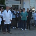 Protest zaposlenih u Domu zdravlja u Gračanici zbog hapšenja direktora zdravstvenih i obrazovnih institucija