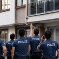 (Uznemirujući video) Ćerku (3) držao na prozoru i prislonio joj nož na grlo: Horor posle svađe supružnika, policija bila…