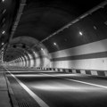 Napeto na obilaznici oko Beograda Kamiondžija izgubio kontrolu u tunelu Lipak kamion udarao u bočne zidove
