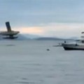 Hidroavion pao u more pa se zapalio! Incident kod obale Vašingtona, ima povređenih, jedna osoba u kritičnom stanju (video)