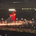 (Video) Poznati pevač se slomio na bini: Pao na zadnjicu, snimak brzo osvanuo na mrežama