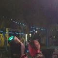 Drama na samom početku nastupa: Nele Karajlić pao sa bine, obezbeđenje skočilo da mu ukaže pomoć (video)