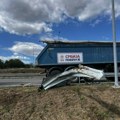 Kamion oblepljen transparentom „Srbija pobeđuje“ udario u bankinu