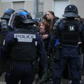 Istraga zbog stravičnog snimka iz Strazbura: Policija palicama i nogama tukla demonstrante, jednog vukli po podu (video)