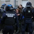 Istraga zbog stravičnog snimka iz Strazbura: Policija palicama i nogama tukla demonstrante, jednog vukli po podu (video)