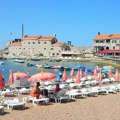 Pogledajte kako su raspoređene ležaljke u crnoj gori! Srbi poludeli zbog ove plaže: "Sledeća faza - ležaljke na sprat"…