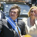Od svečanosti napravio cirkus: Predsednik Argentine na inauguraciji zaustavio konvoj vozila da bi pomazio psa, pa izašao na…