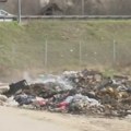 Nikla nova deponija uz auto-put u Vrčinu: Ni kamere ne mogu da spreče građane da bacaju i pale smeće