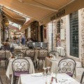 Umesto gostiju, restorani u Dubrovniku dočekali blokadu: Stolovima blokirali prolaz, grad im otkazao ugovore
