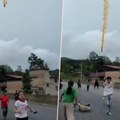 Uznemirujuće! Svemirska raketa pala u selo! Juri s neba ka zemlji dok meštani trče da se spasu (foto, video)