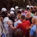 Грађани у Ужицу седели испред кордона, Жандармерија кренула на њих (видео)