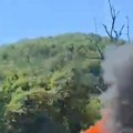 (Video) Drama kod leštana: Vatra progutala vozilo nasred auto-puta, plamen i dim kuljaju na sve strane