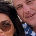 Milena Popović u dekoltiranoj bluzi, jurić u mornarskoj majici: Objavila sliku na mrežama, ne skidaju osmeh sa lica