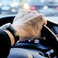 Trese vam se volan tokom vožnje? Evo najčešćih uzroka i rešenja