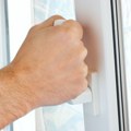 Okrenite ovaj šraf na prozoru, uštedećete silne pare tokom zime: Trik u koji se ljudi kunu (foto)