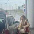 Uhvatili smo nesuđenu snajku Bekamovih, jutros sletela u Beograd! Pevačica uletela u prvi taksi