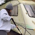 Neverovatna transformacija oduševila mreže: Kupila staru kamp prikolicu za 500 evra i od nje napravila čudo