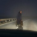 (Video) Pojavila se niotkuda, pa mahala kao u transu Misteriozna starica na auto-putu, u mrklom mraku, prestravila vozače ako…
